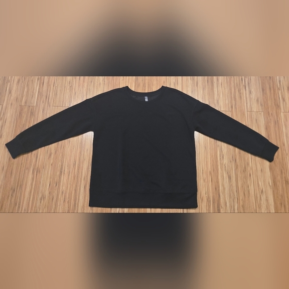 NWOT Mondetta Crew Althetic Top - Picture 1 of 8